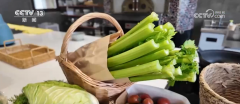 家正在采办食物时